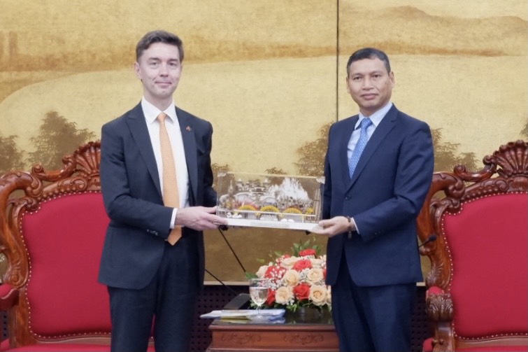 tiep dai su dac menh toan quyen lien minh chau au 1