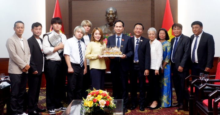 tiep nghi vien thuong vien nhat ban