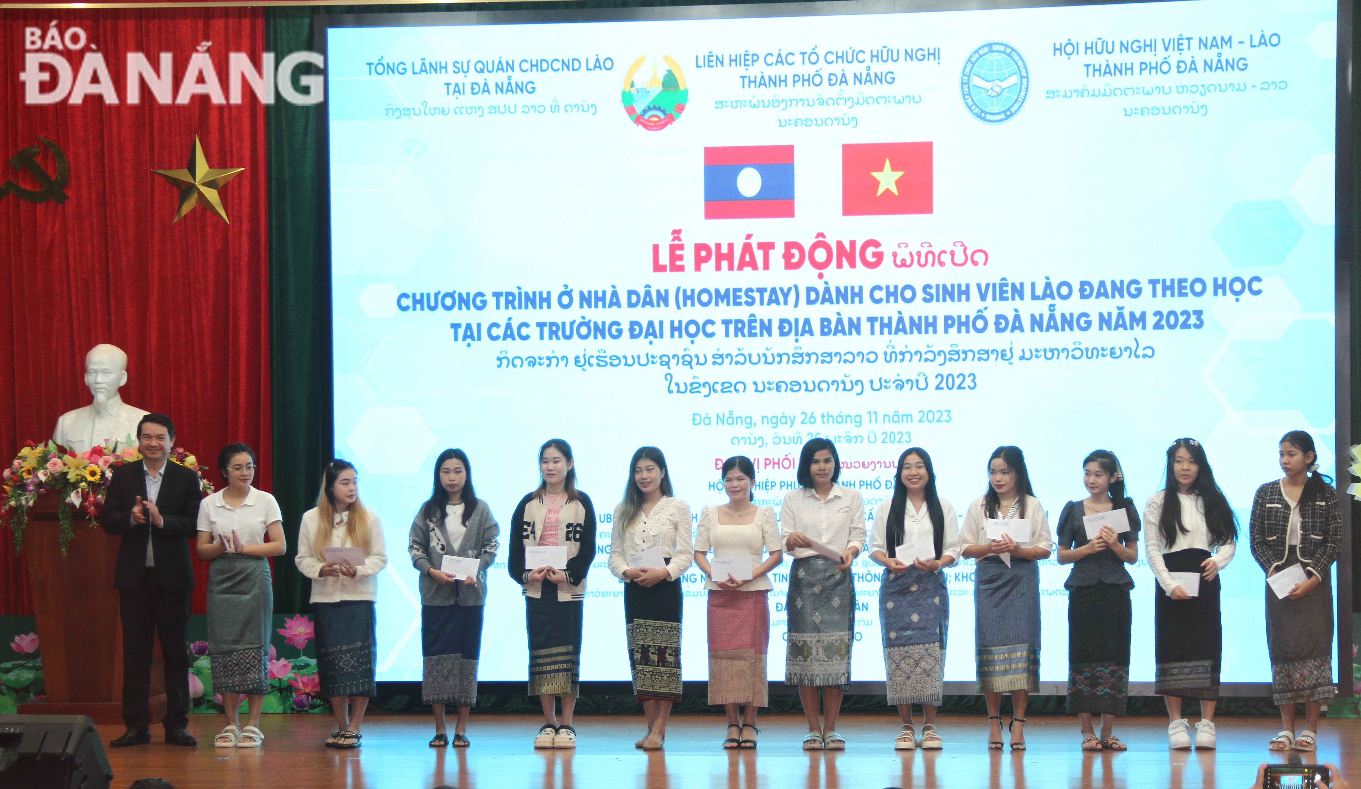 tiep nhan 148 sv lao 1