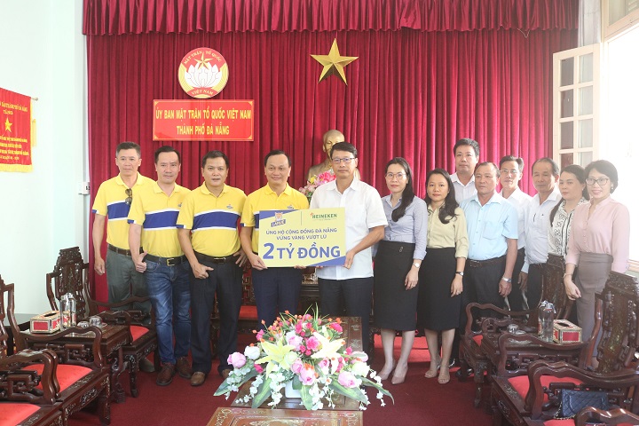 tiep nhan tien ung ho tu cong ty heineken