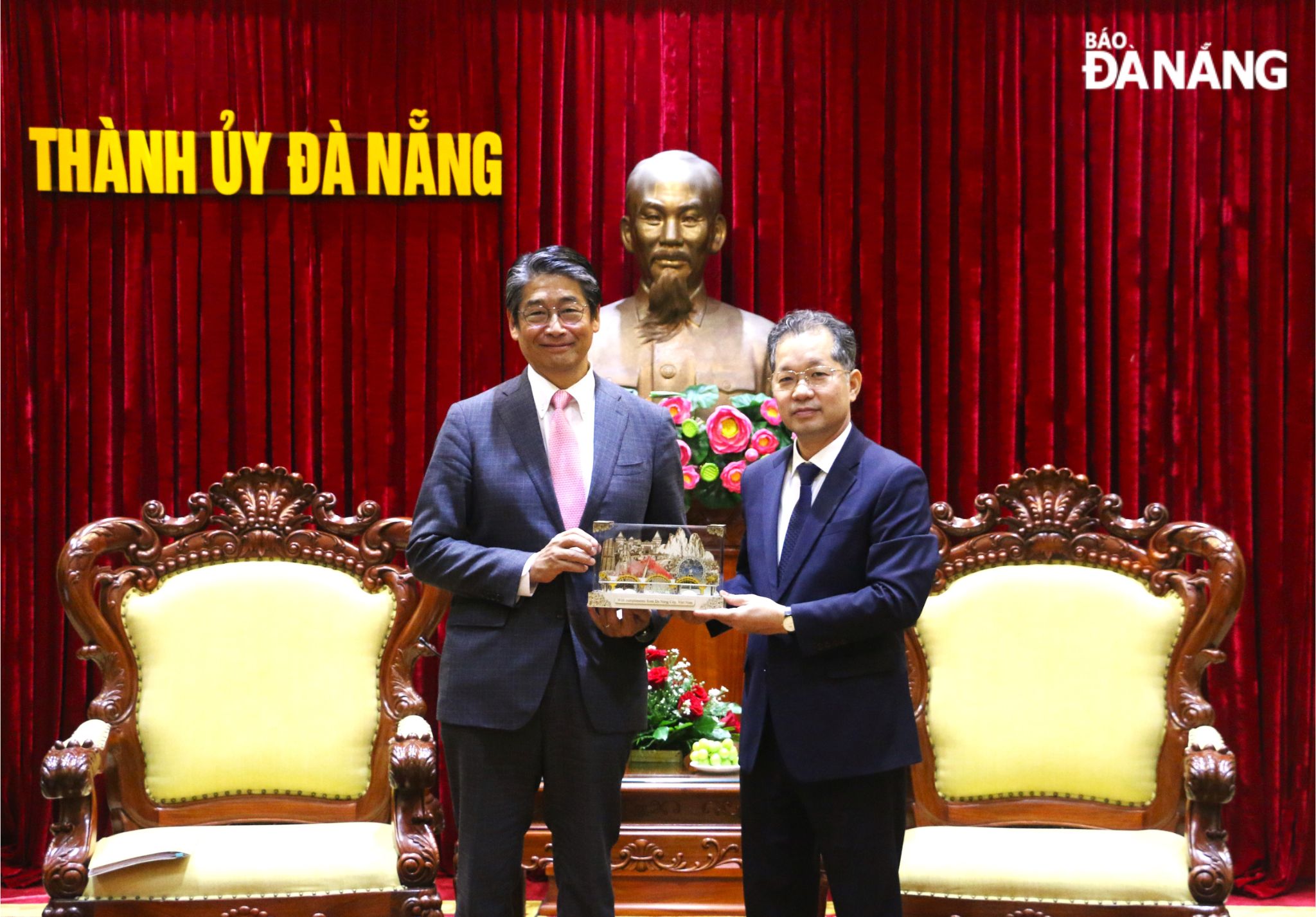 tiep tan dai su nhat ban 1