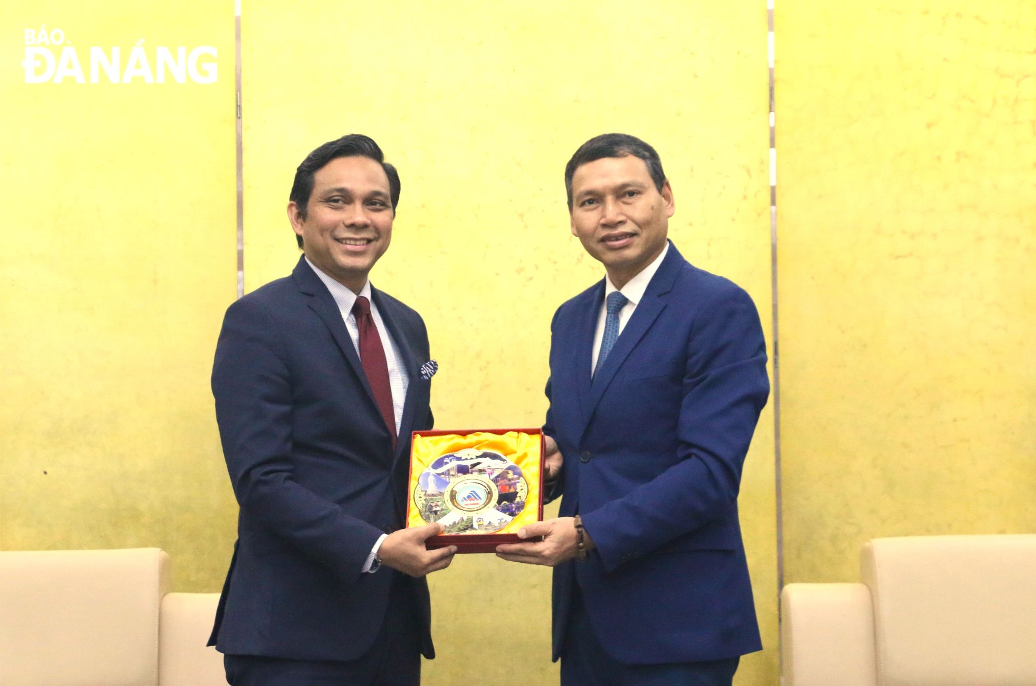 tiep tong lanh su malaysia