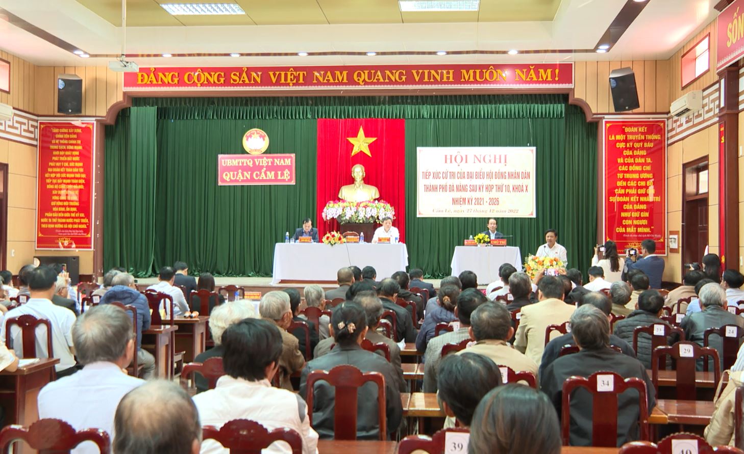 tiep xuc cu tri quan cam le ngay 2812