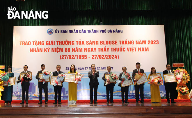 toa sang blouse trang 2023