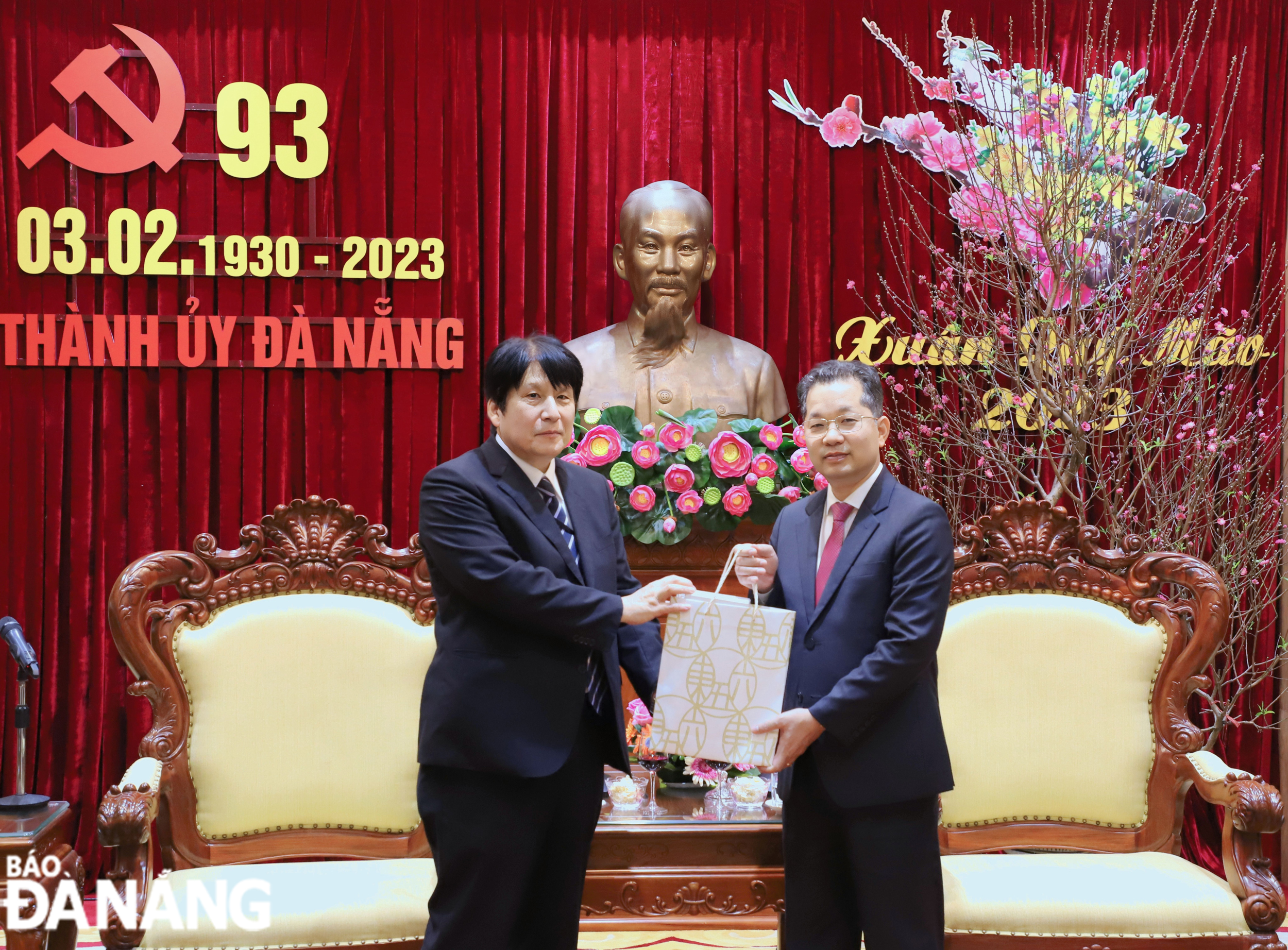 tong lanh su quan cac nuoc chuc tet thanh pho 2