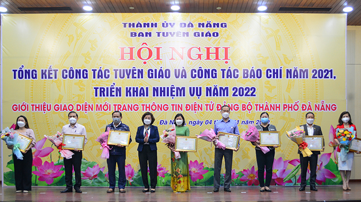 trao b e1 ba b1ng khen c e1 bb a7a ch e1 bb a7 t e1 bb 8bch ubnd th c3 a0nh ph e1 bb 91