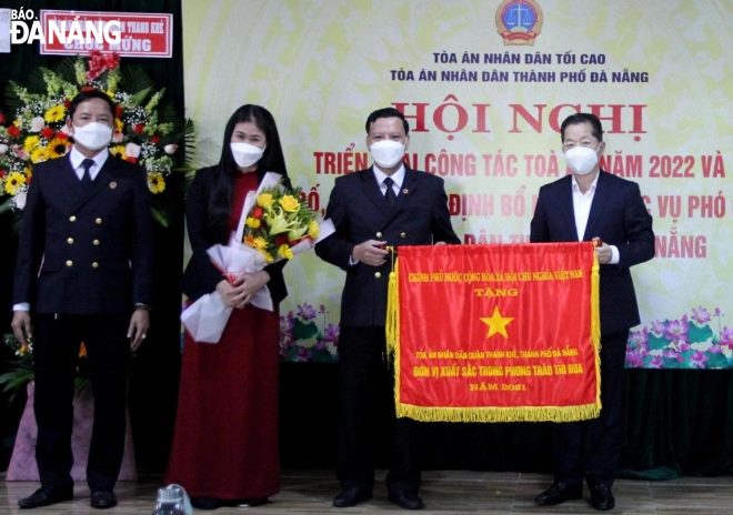 trao c e1 bb 9d thi c4 91ua cho t e1 ba adp th e1 bb 83 tand qu e1 ba adn thanh kh c3 aa