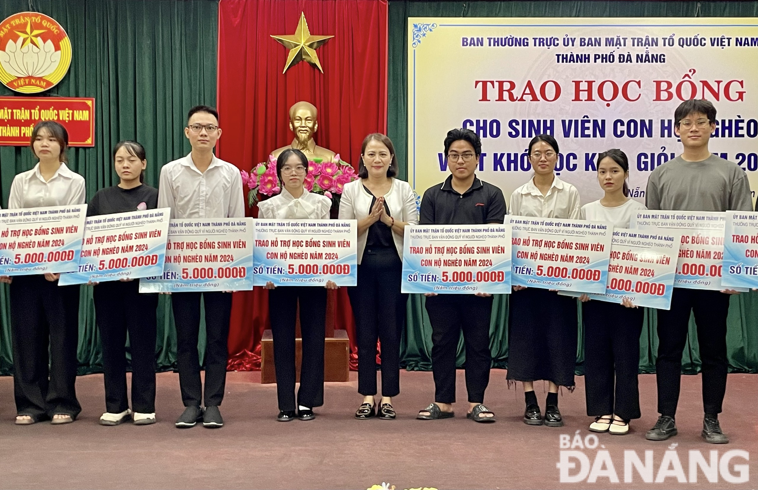 trao hoc bong cua ubmttq 100924