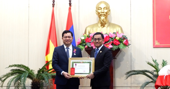 trao huan chuong hang 3 cua nha nuoc lao cho ong tran phuoc son