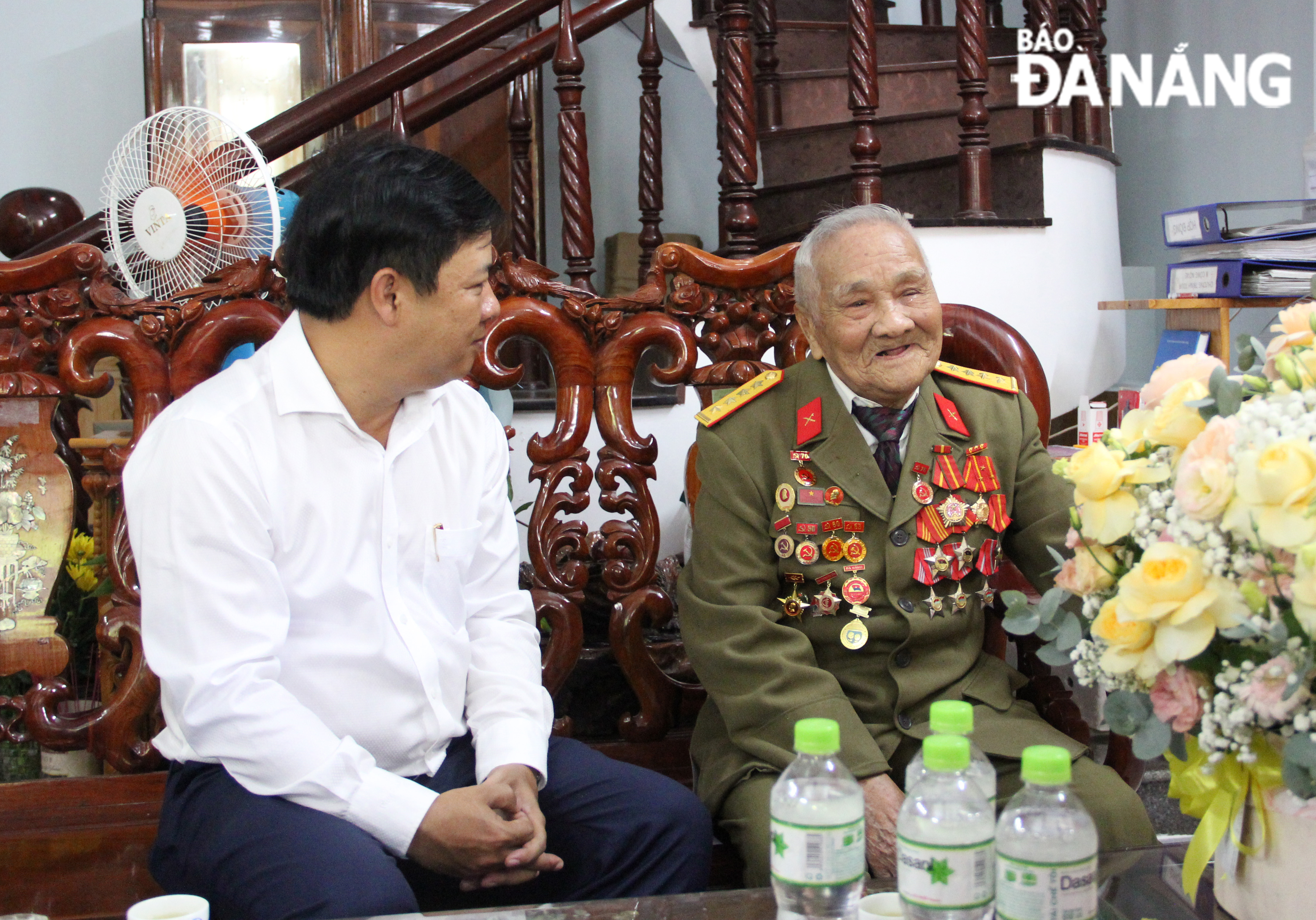 trao huy hieu 75 tuoi dang 1