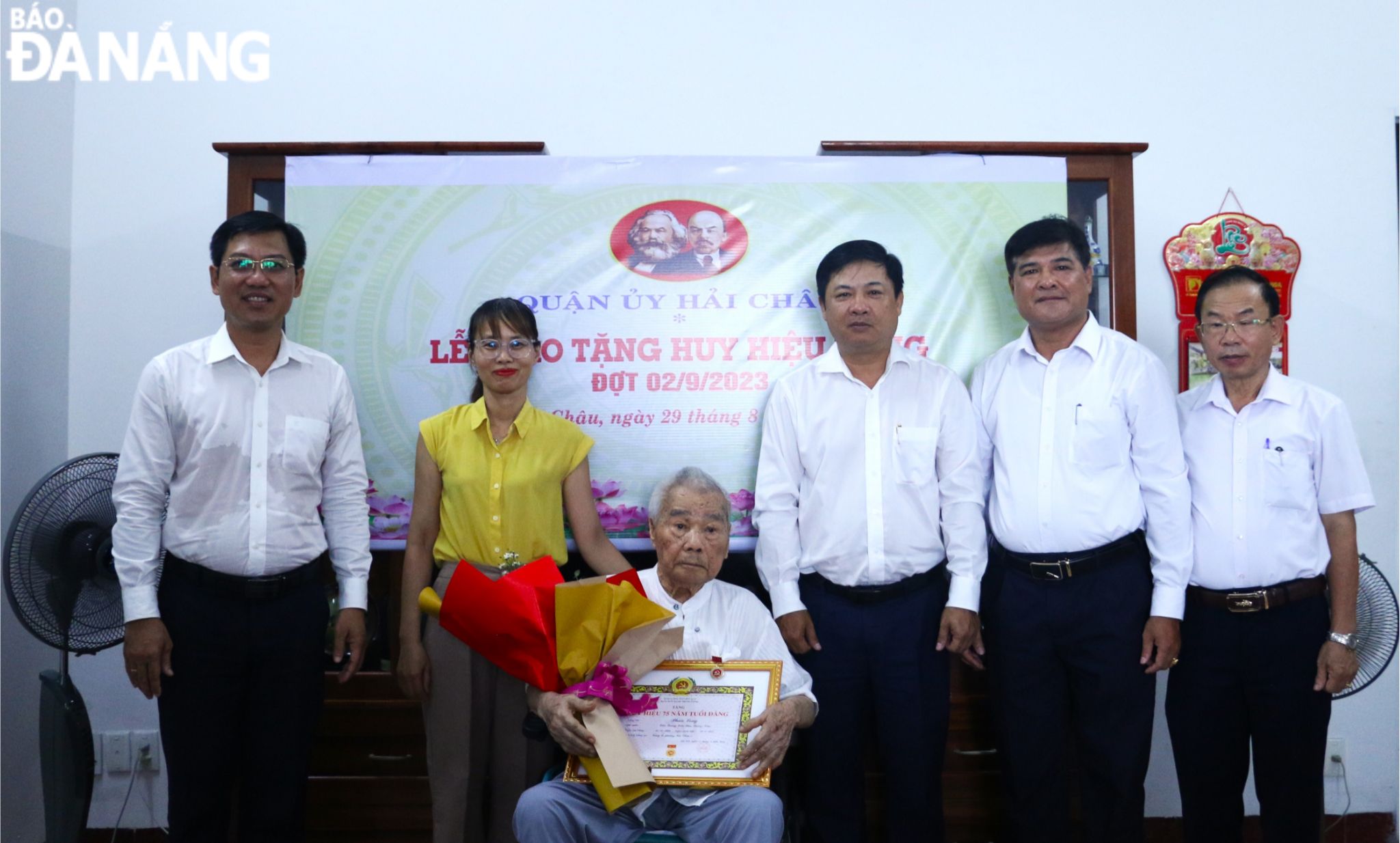 trao huy hieu 75 tuoi dang 2