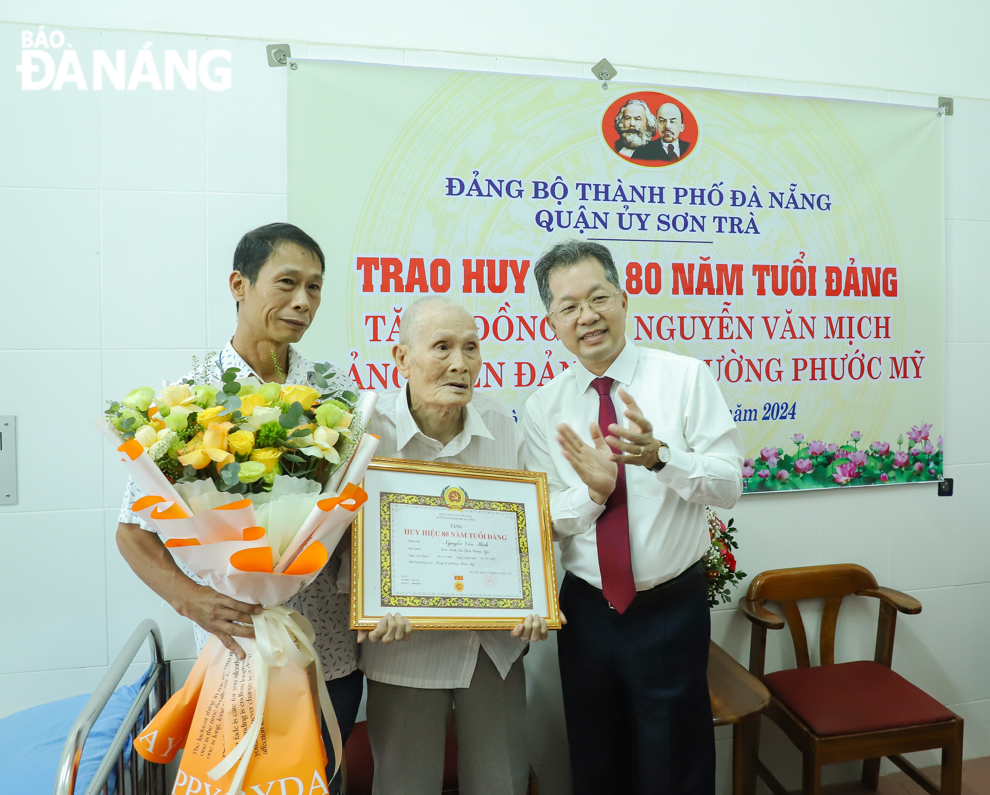 trao huy hieu 80 nam tuoi dang cho ong nguyen van mich