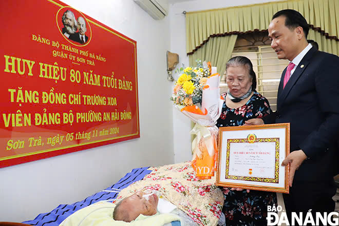 trao huy hieu 80 nam tuoi dang ngay 051124 1