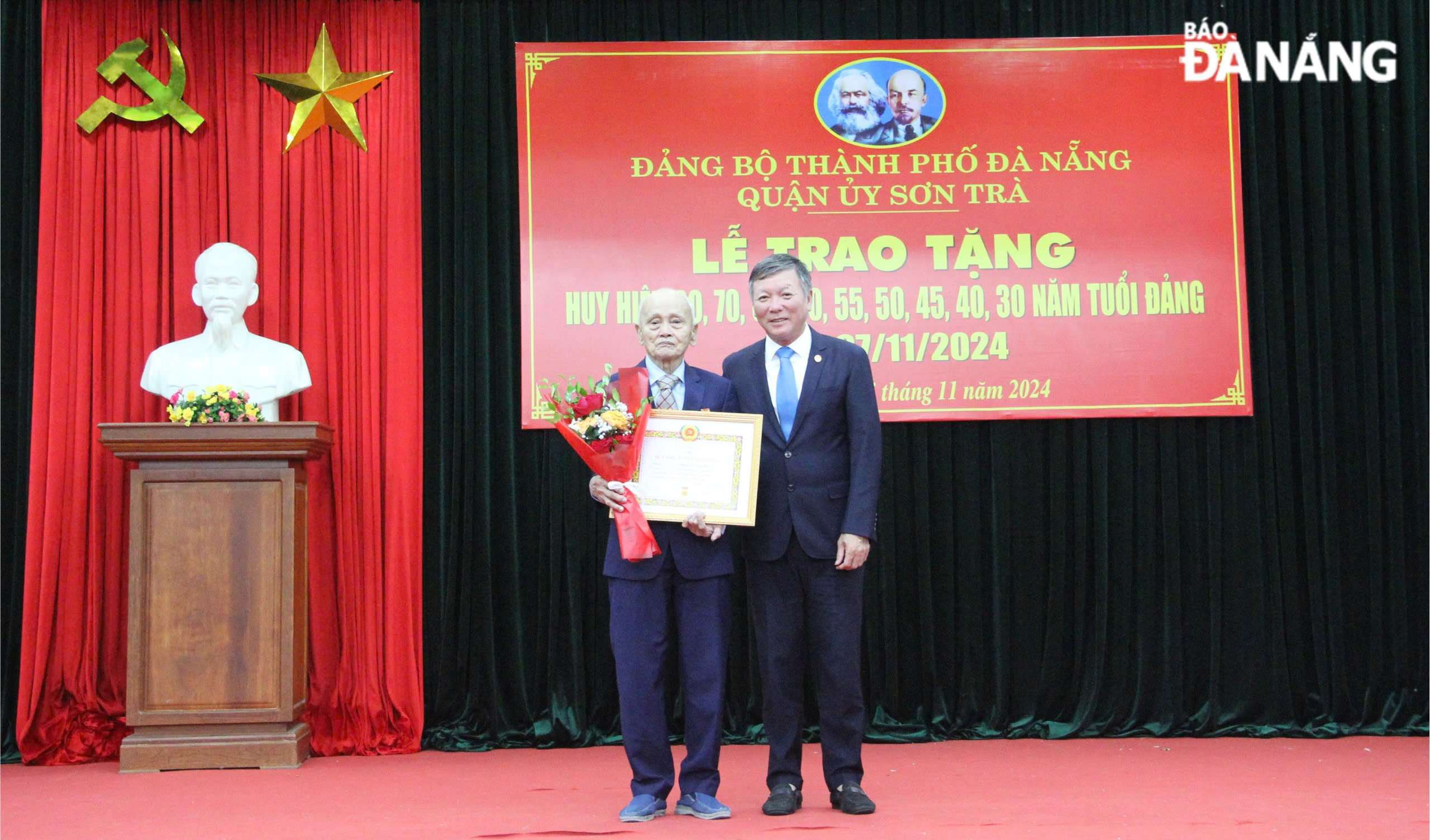 trao huy hieu 80 nam tuoi dang ngay 051124 2