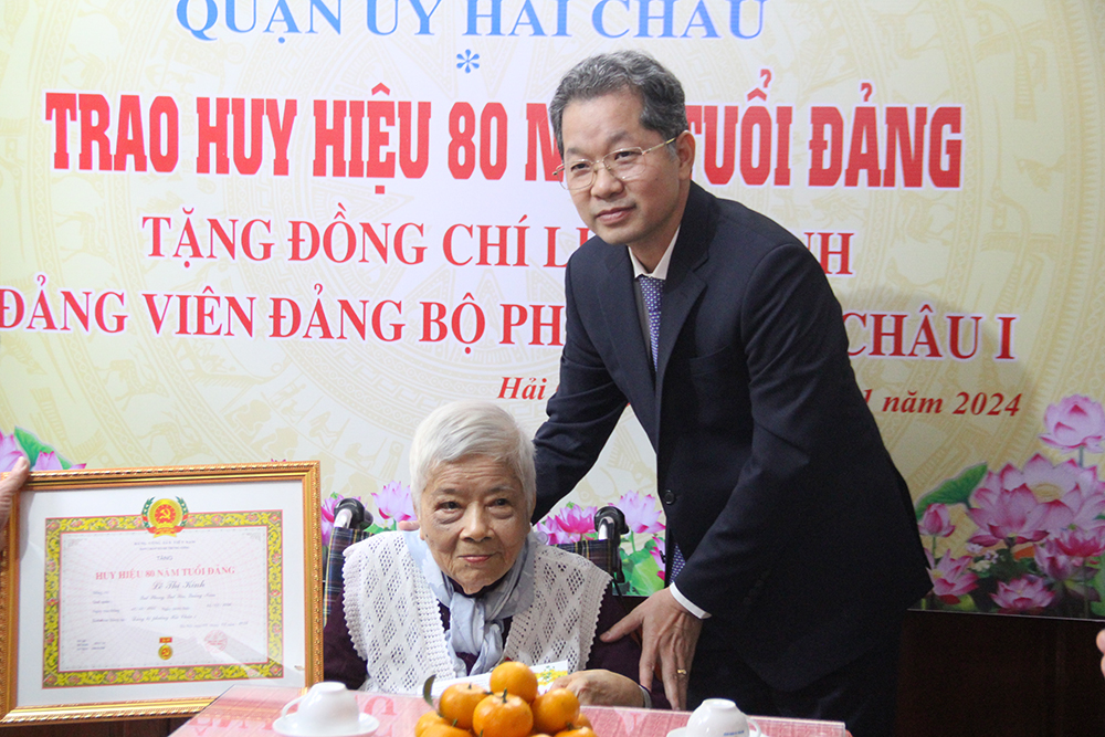 trao huy hieu 80 nam tuoi dang