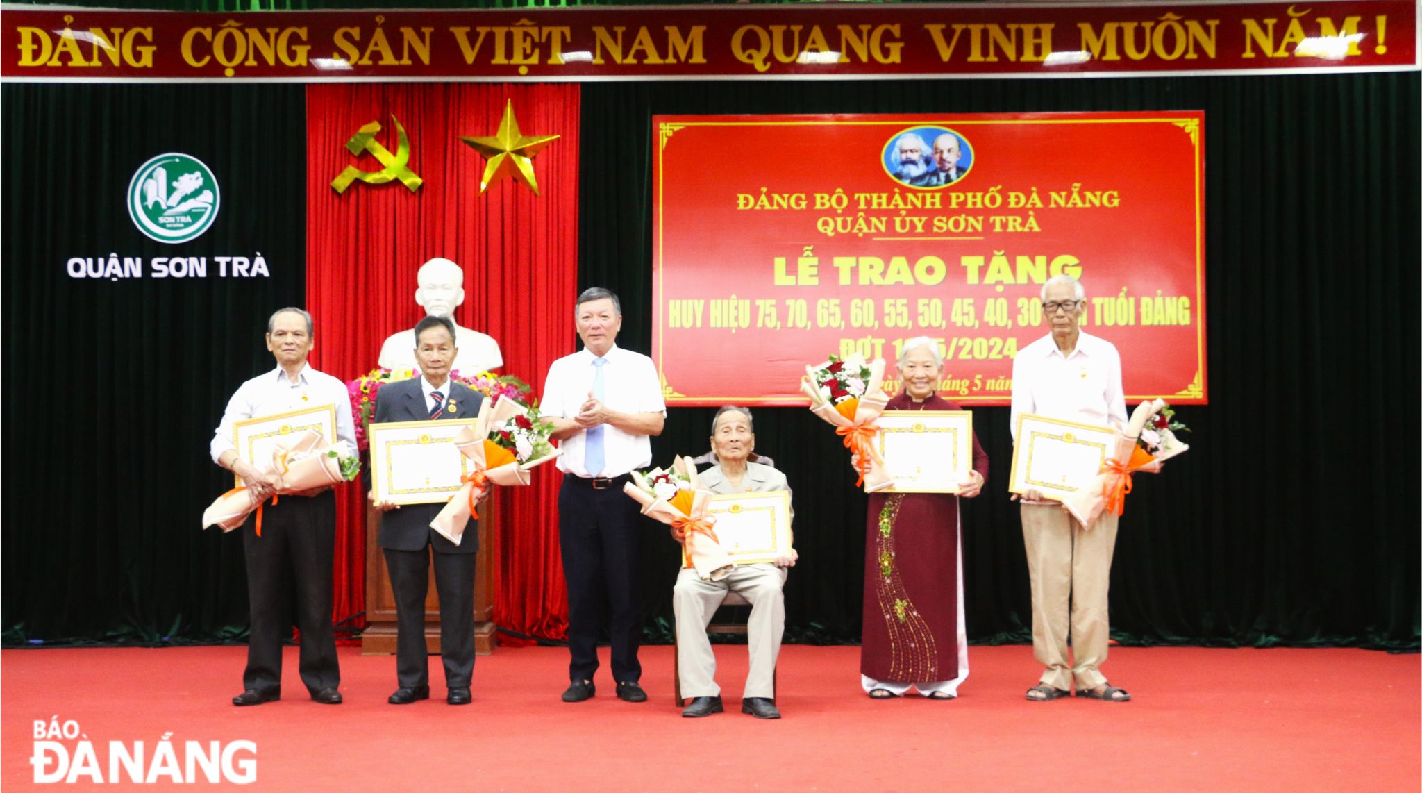 trao huy hieu cho 101 dang vien son tra