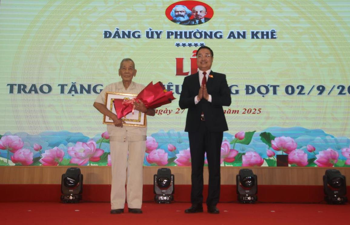 trao huy hieu dang 2