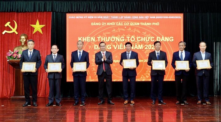 trao huy hieu dang 2023 2