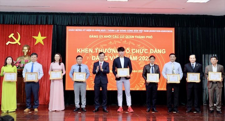 trao huy hieu dang 2023 4