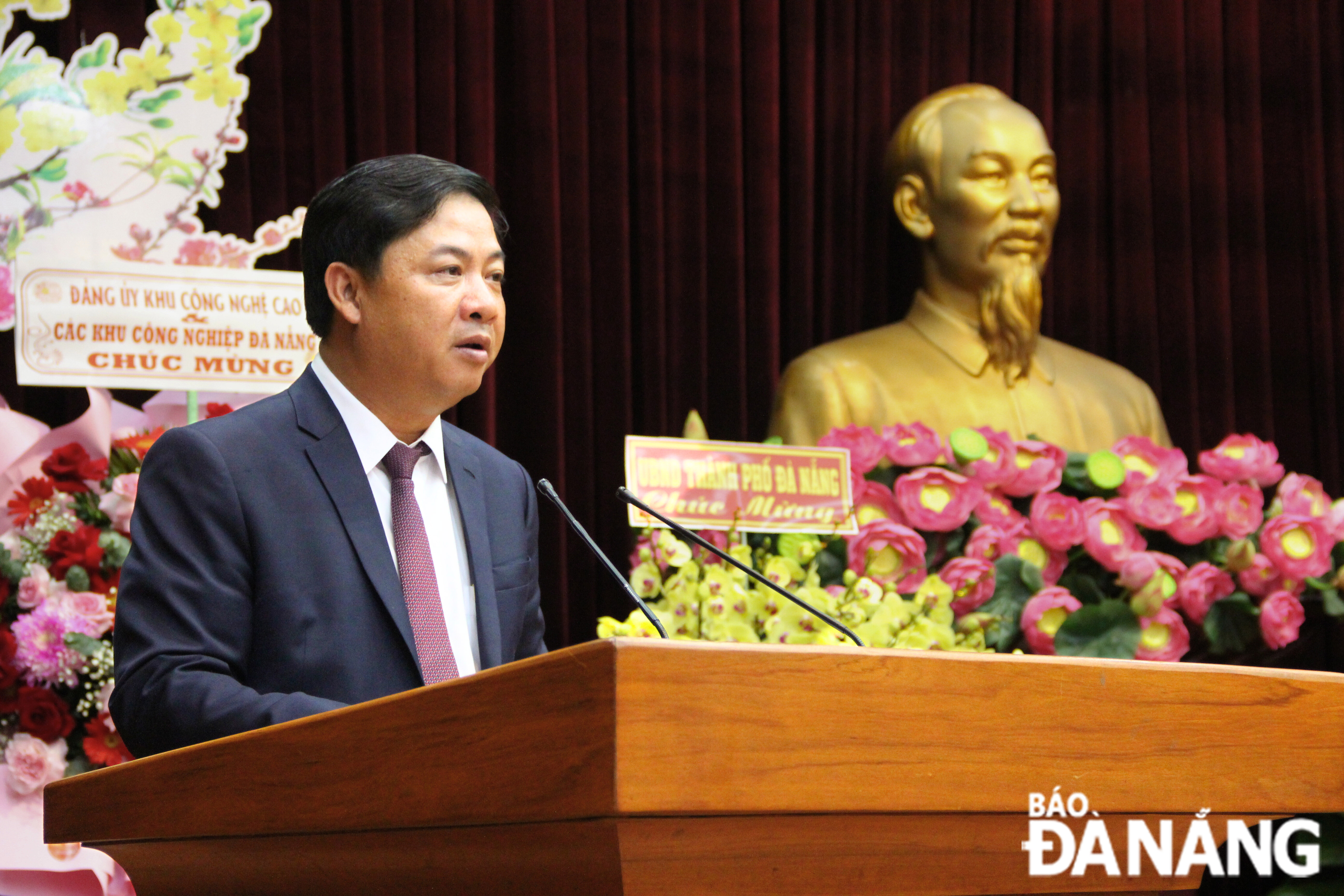 trao huy hieu dang 30 nam cho dong chi nguyen van quang 1