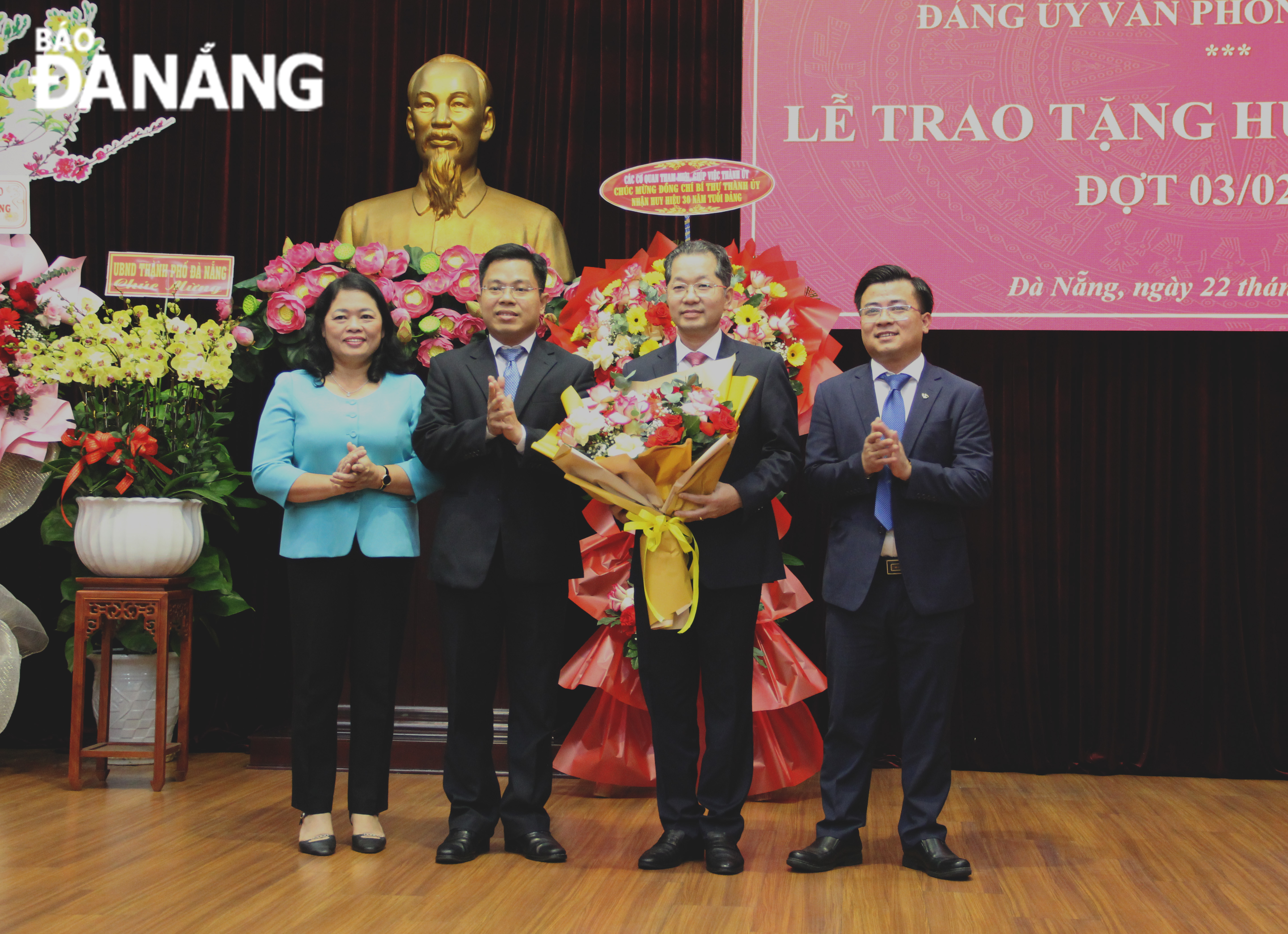 trao huy hieu dang 30 nam cho dong chi nguyen van quang 2
