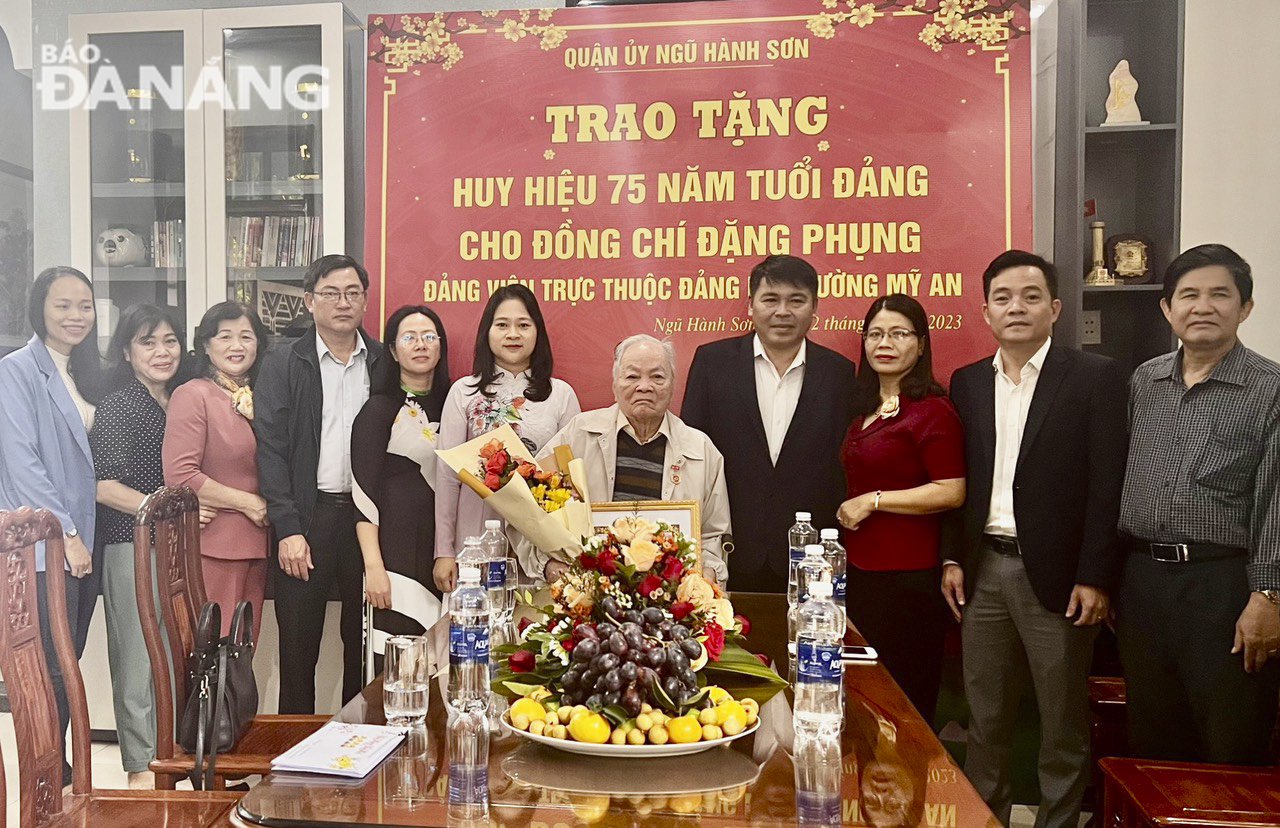 trao huy hieu dang quan ngu hanh son