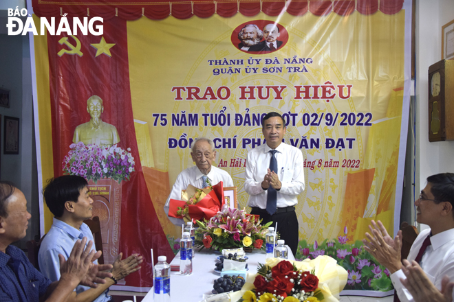 trao huy hieu dang quan son tra 2