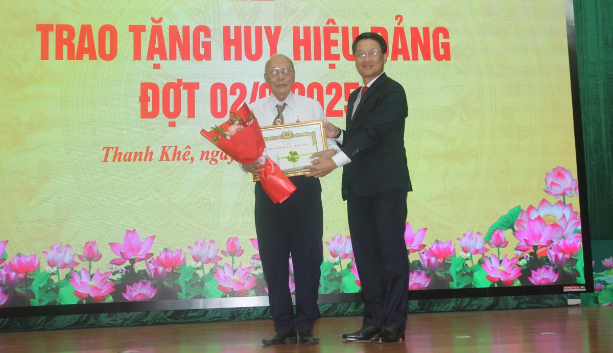 trao huy hieu dang1