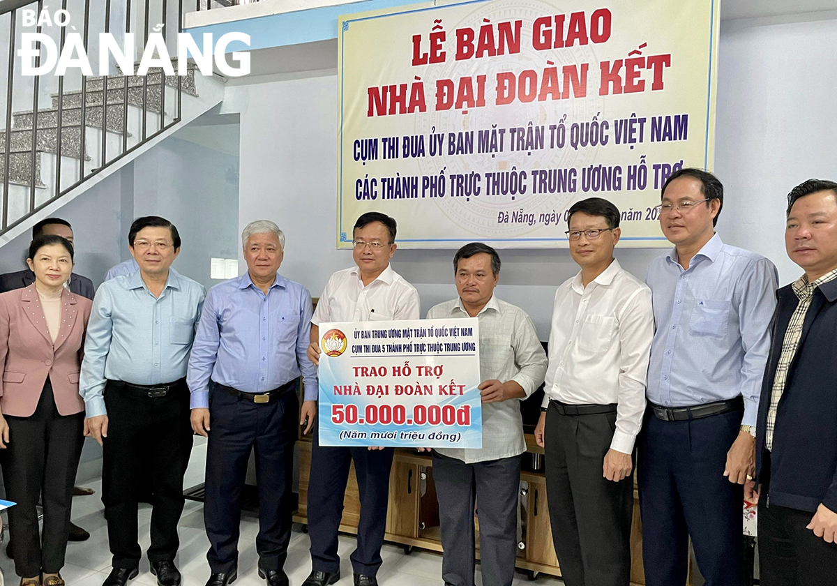 trao nha dai doan ket cho ong hua chan ran