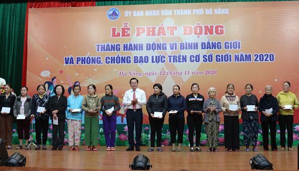 trao qu c3 a0 cho ph e1 bb a5 n e1 bb af c c3 b3 ho c3 a0n c e1 ba a3nh c4 91 e1 ba b7c bi e1 bb 87t kh c3 b3 kh c4 83n