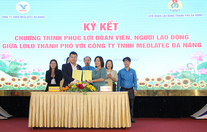 trao qua cho nu doan vien 201022 1