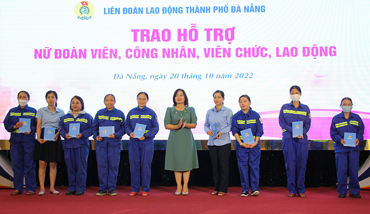 trao qua cho nu doan vien 201022