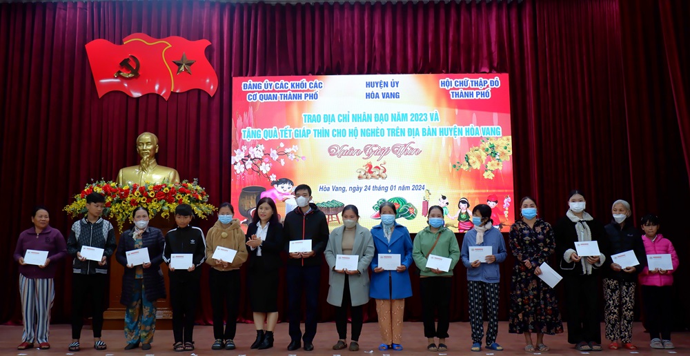 trao qua tet cho cac ho kho khan 2024 1