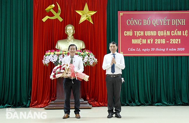 trao quy e1 ba bft c4 91 e1 bb 8bnh v c3 a0 t e1 ba b7ng hoa ch c3 bac m e1 bb abng t c3 a2n ch e1 bb a7 t e1 bb 8bch ubnd qu e1 ba adn c e1 ba a9m l e1 bb 87 h e1 bb 93 v c4 83n khoa