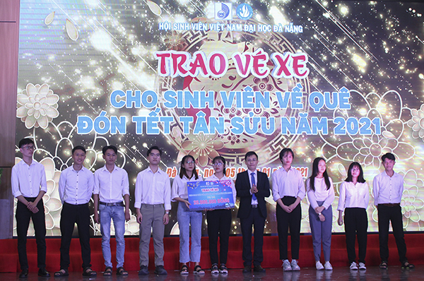 trao t e1 ba b7ng 100 v c3 a9