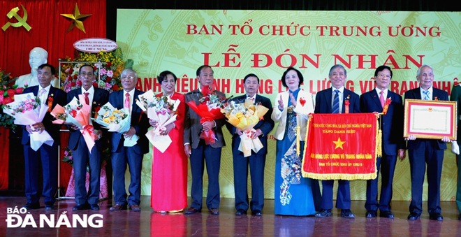 trao t e1 ba b7ng danh hi e1 bb 87u anh h c3 b9ng l e1 bb b1c l c6 b0 e1 bb a3ng v c5 a9 trang nh c3 a2n d c3 a2n