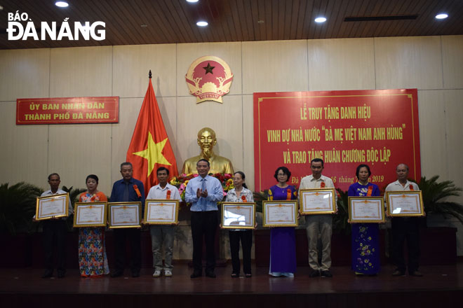 trao t e1 ba b7ng danh hi e1 bb 87u vinh d e1 bb b1 nh c3 a0 n c6 b0 e1 bb 9bc e2 80 9cb c3 a0 m e1 ba b9 vi e1 bb 87t nam anh h c3 b9ng e2 80 9d