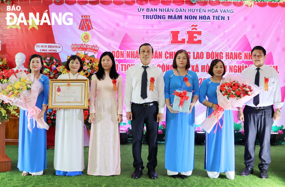 trao t e1 ba b7ng hu c3 a2n ch c6 b0 c6 a1ng lao c4 91 e1 bb 99ng h e1 ba a1ng nh e1 ba a5t