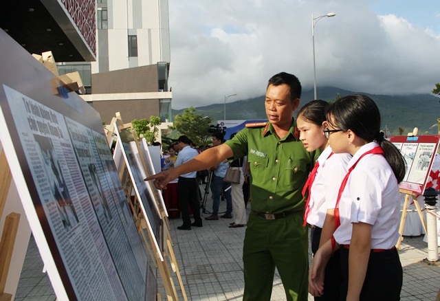 trien lam tu lieu ve hoang sa 8