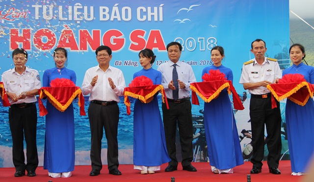 Triển lãm tư liệu báo chí quý giá về Hoàng Sa