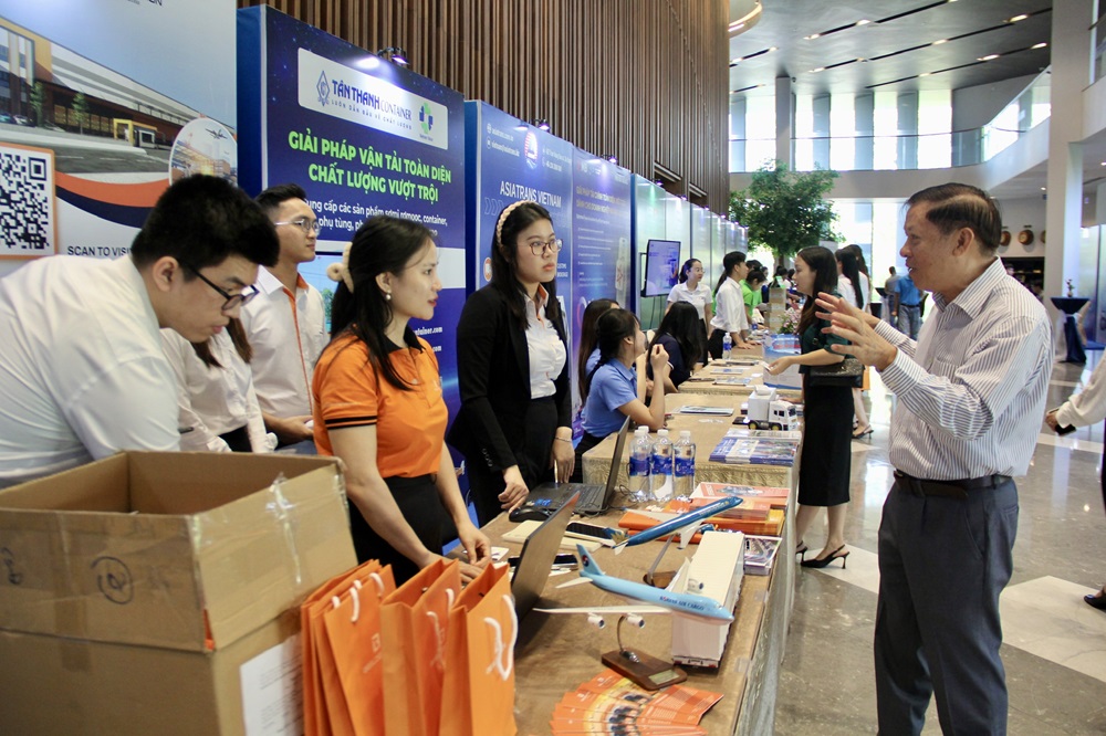 trung bay dien dan logistics 1