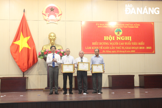 tuyen duong nguoi cao tuoi lam kinh te gioi