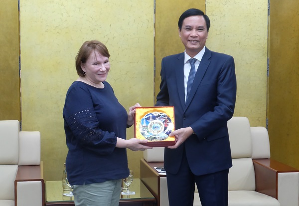 usaid viet nam mission director ann marie yastishock
