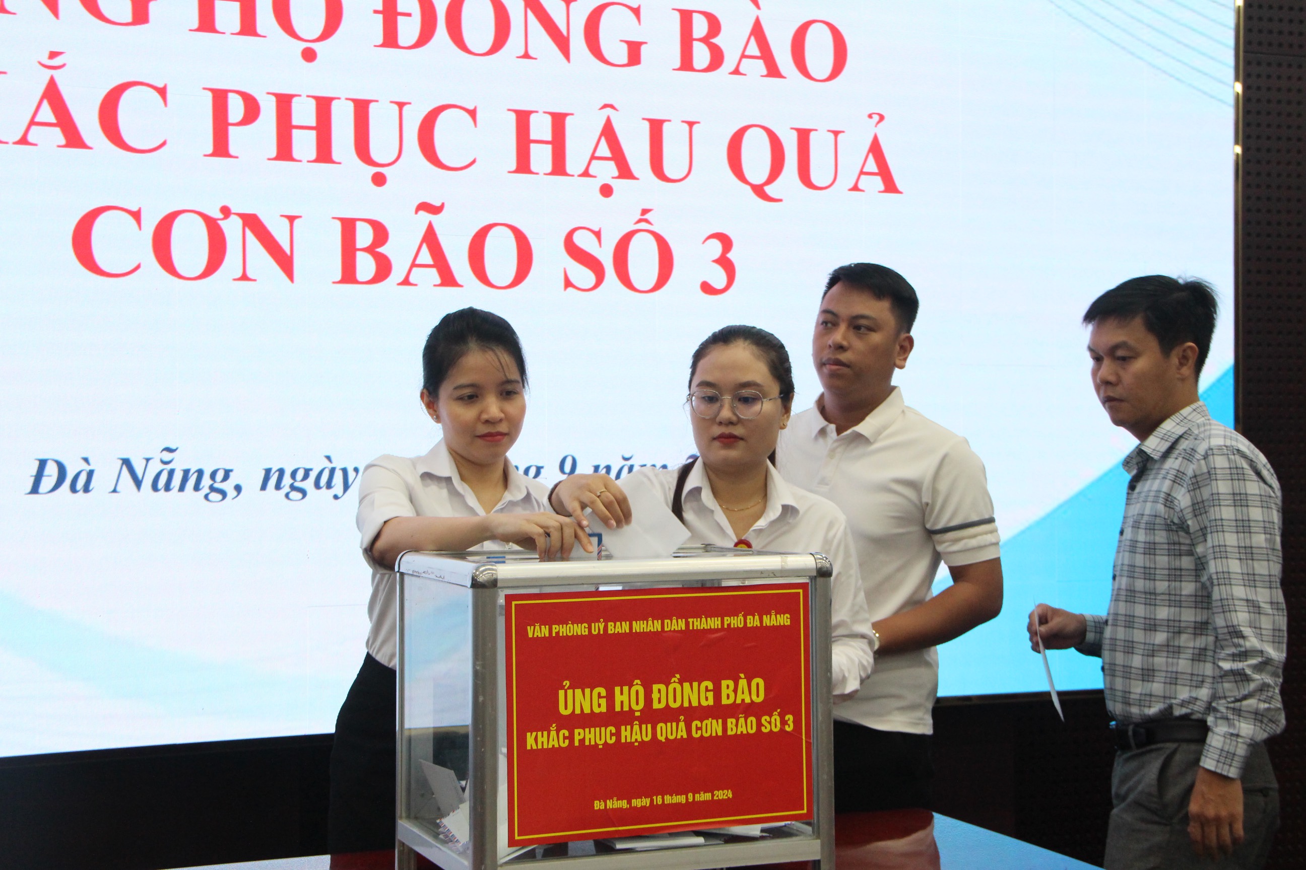 van phong ubnd ung ho dong bao chiu bao yagi 3