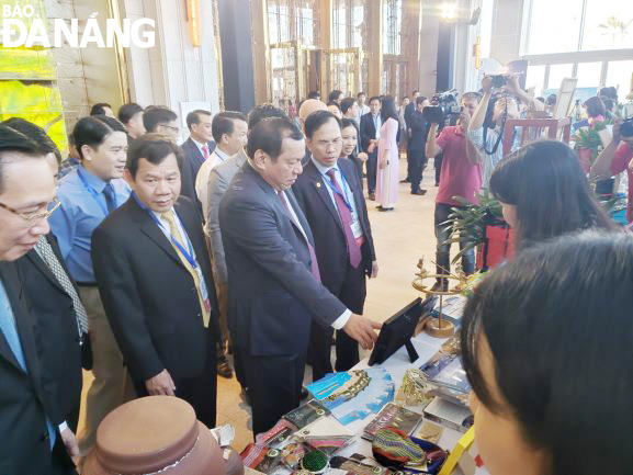 visiting the booth owned by the da nang department of tourism at the forum