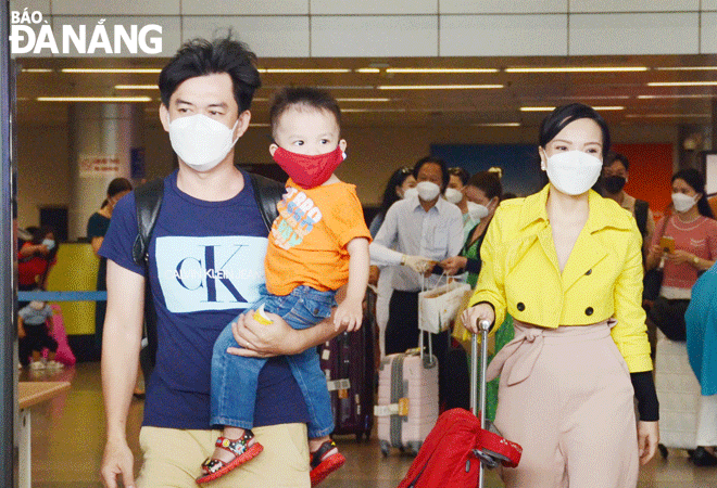 visitors arriving at the da nang