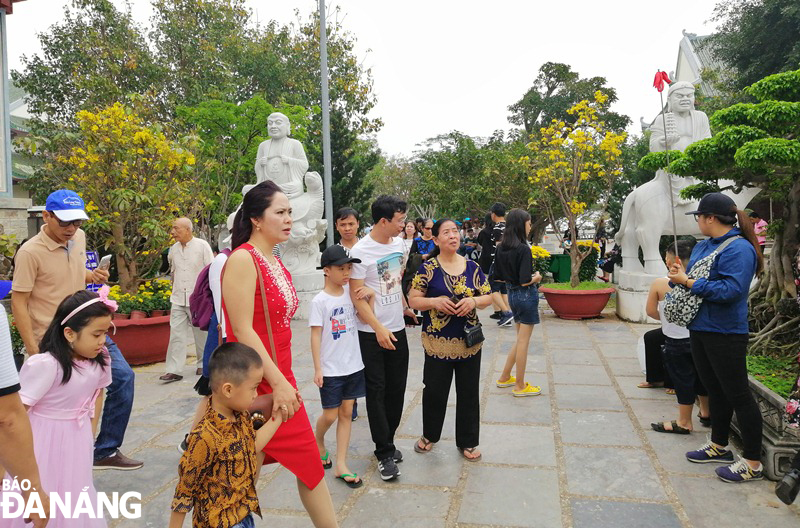 visitors at the linh ung son tra pagoda