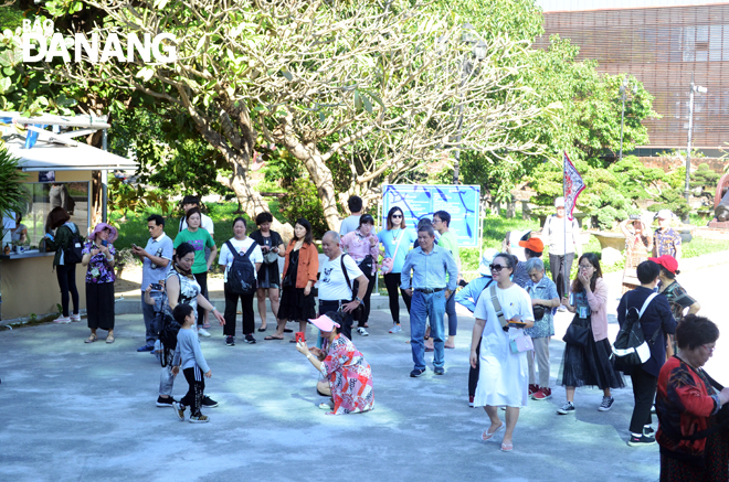 visitors at the museum of da nang