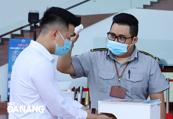 visitors to the da nang administrative centre
