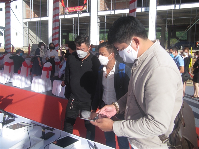 visitors try out the first made in c4 90 c3 a0 n e1 ba b5ng xelex tablets